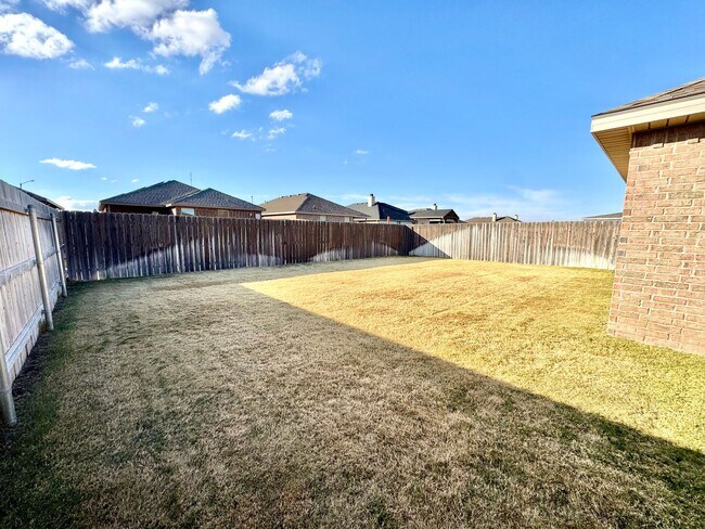 Building Photo - Furnished Rental 3 bed 2 bath Minimum of 30-day stay