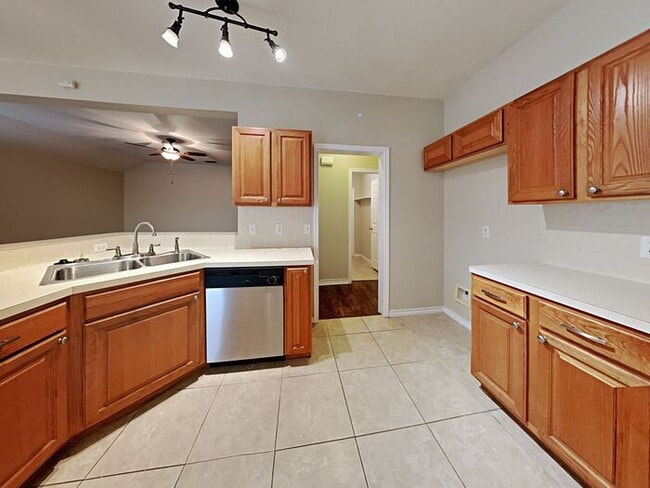 Building Photo - No Application Fees* $500 off 1st Months R...