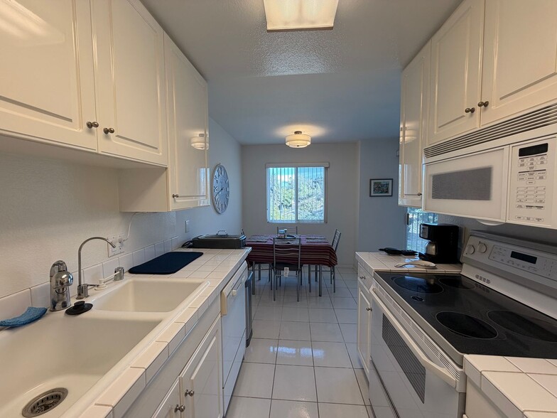 Building Photo - Bright Furnished 1BD in Prime Santa Monica Location w/ Private Balcony