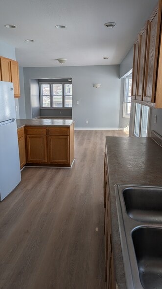 Kitchen - 517 E Barker Ave