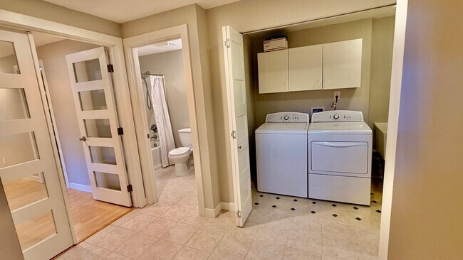 Building Photo - Spacious 4BR Bellevue Home with A/C, Office & Private Yard Near Microsoft