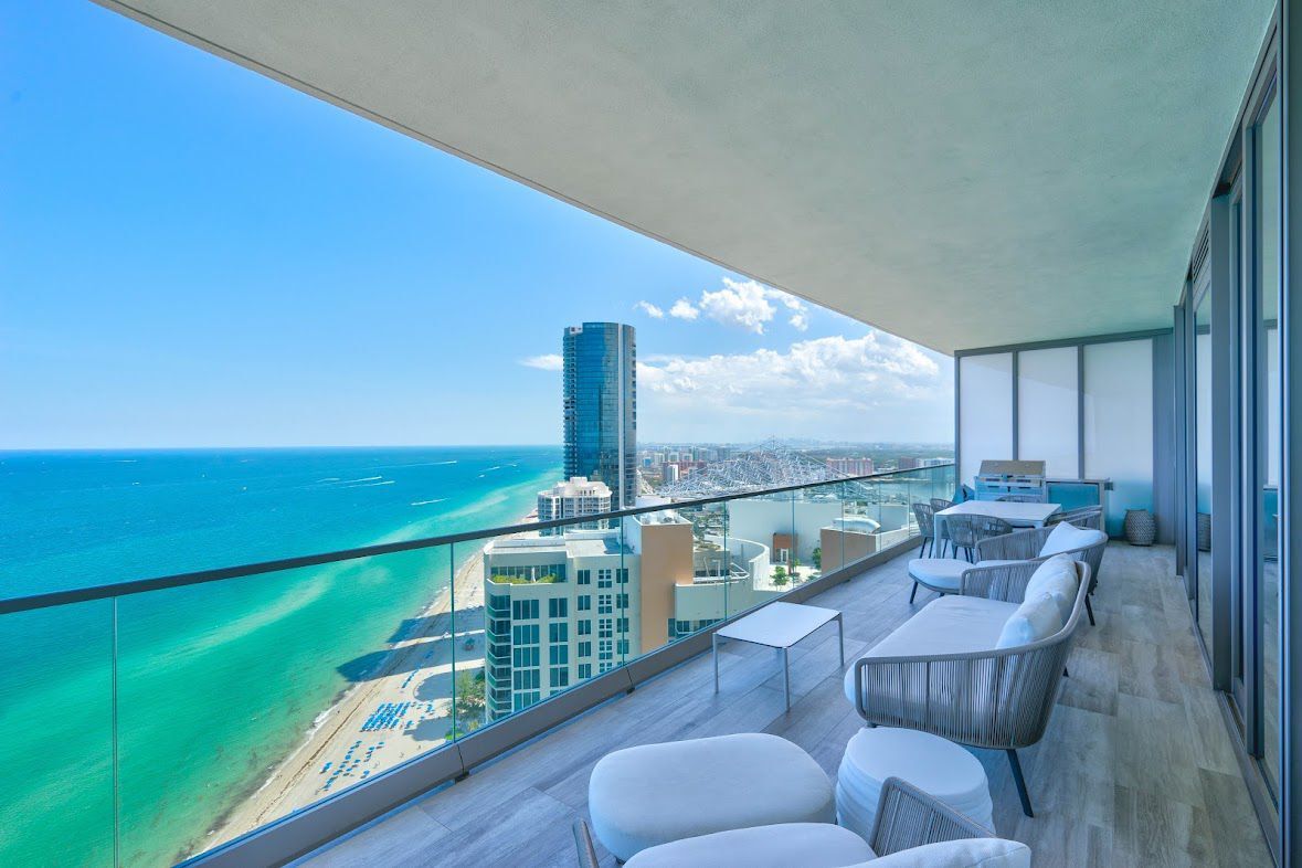 Building Photo - 18975 Collins Ave