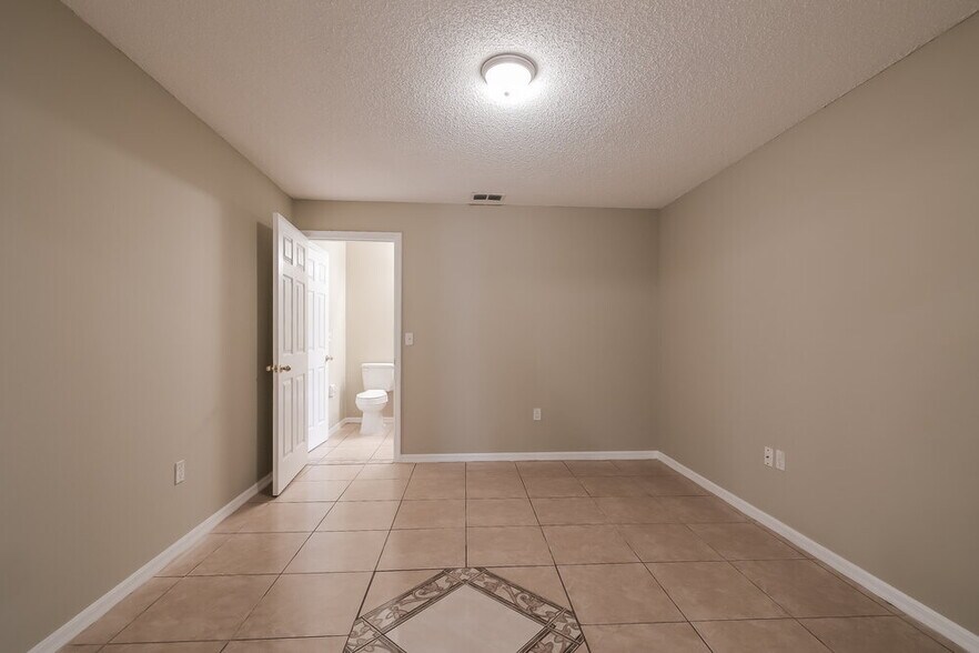 Building Photo - 1120 Roan Ct