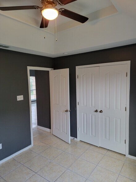 Building Photo - 610 W Blue Jay Ave