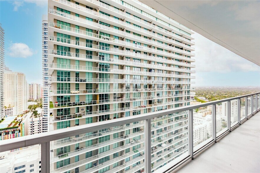 Building Photo - 1111 SW 1st Ave