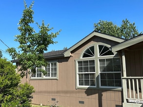 Building Photo - Modern Auburn Retreat—Fully Renovated 3BR ...