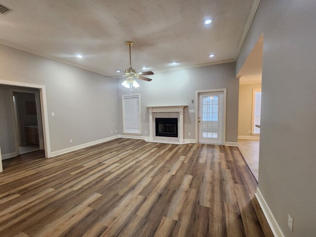 Building Photo - Spacious 4BR Home with New LVP Flooring an...