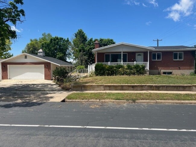 Primary Photo - Kaysville 4 Bedroom, 2.5 Baths, big 2 car ...