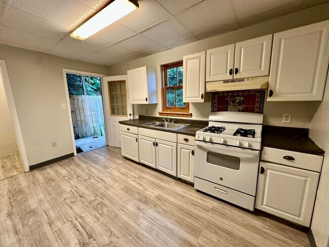 Building Photo - 1017 Emporia St