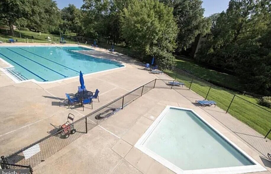 Building Photo - 10506 Weymouth St