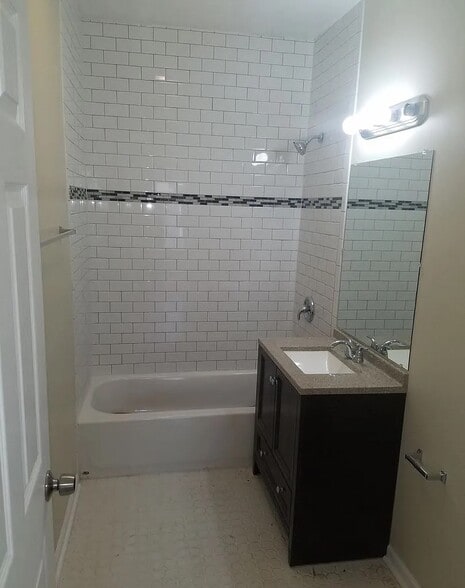 2477 Dousman - Bathroom - 2477-2479 N Dousman St