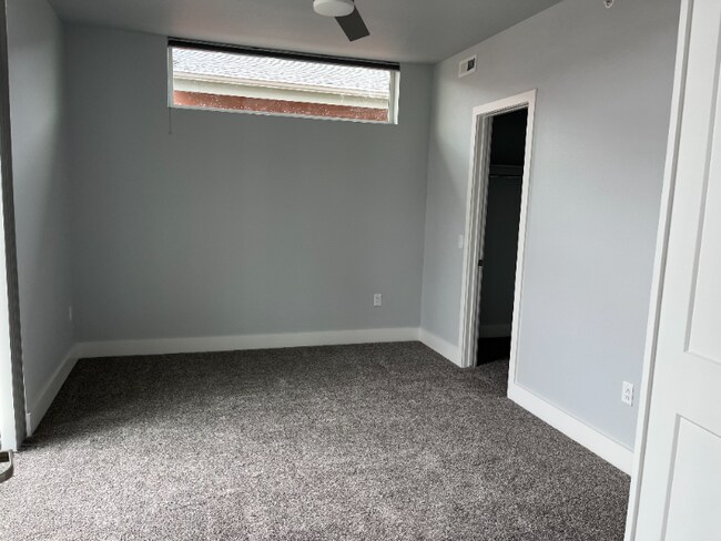 Building Photo - 909 Blondel St