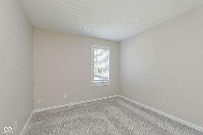 Building Photo - 3037 Golfview Dr