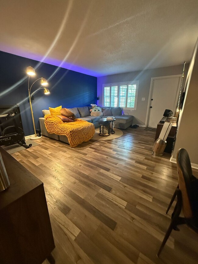 Building Photo - Beautifully Renovated Condo in the Heart o...