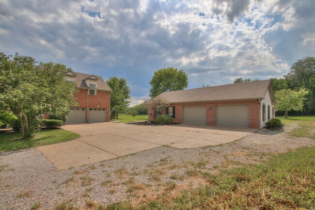 Building Photo - 4335 N Chapel Rd