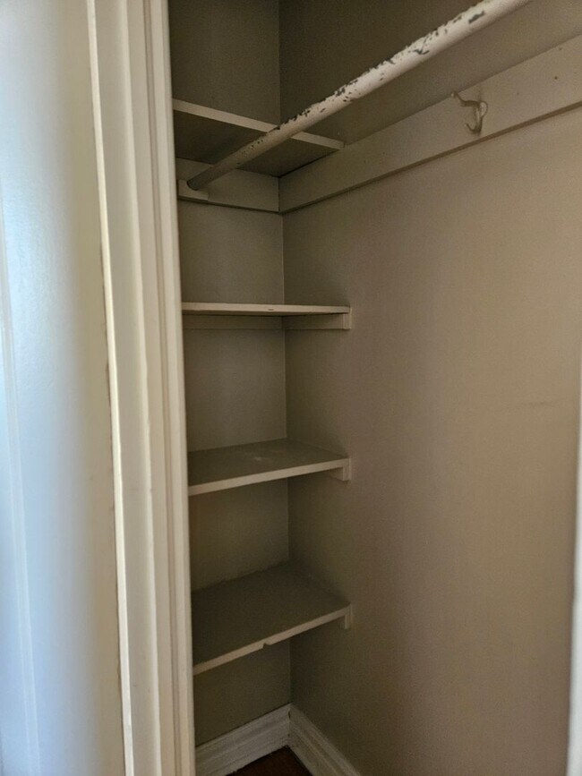 Building Photo - Lovely One Bedroom Apartment - Conveniently Located!