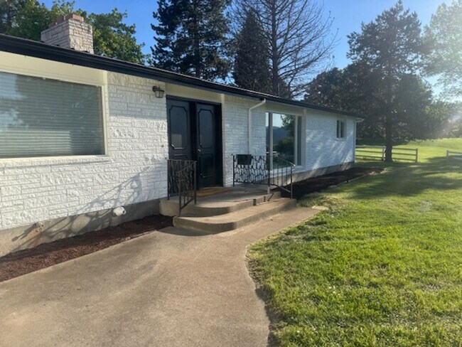 Building Photo - Very Large Ranch Style on South Hills