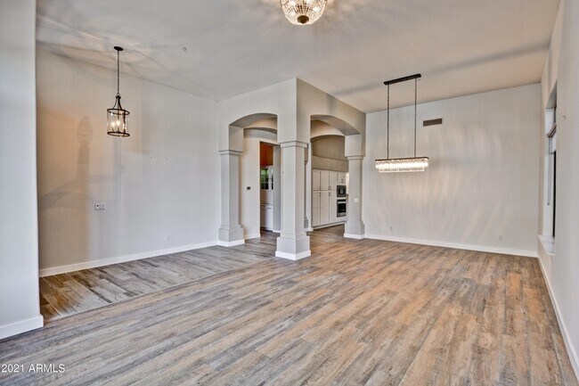 Building Photo - 13059 E Poinsettia Dr