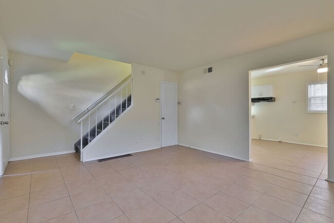 Building Photo - Newly Renovated Duplex