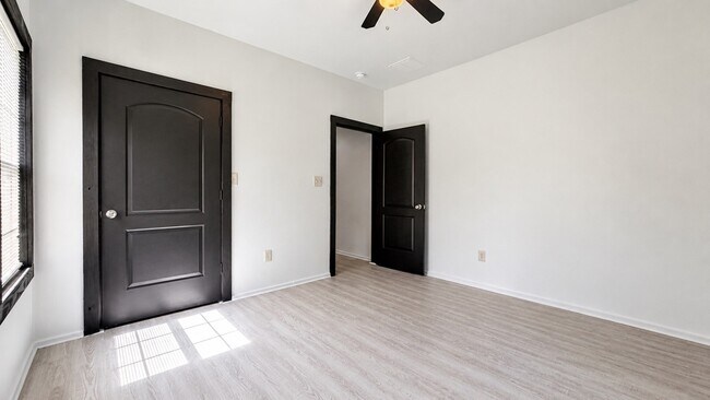 Building Photo - 11611 Walraven Dr