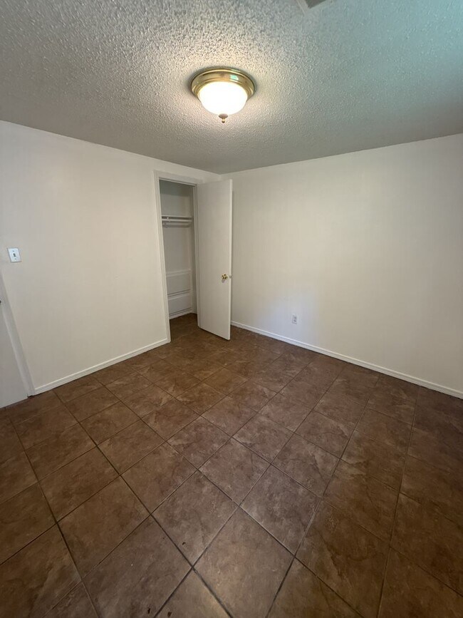 Building Photo - Hewitt - 821 (MR/RM)