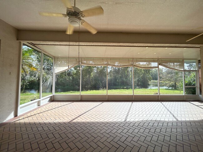 Building Photo - Beautiful Home with Water View in Eastwood!