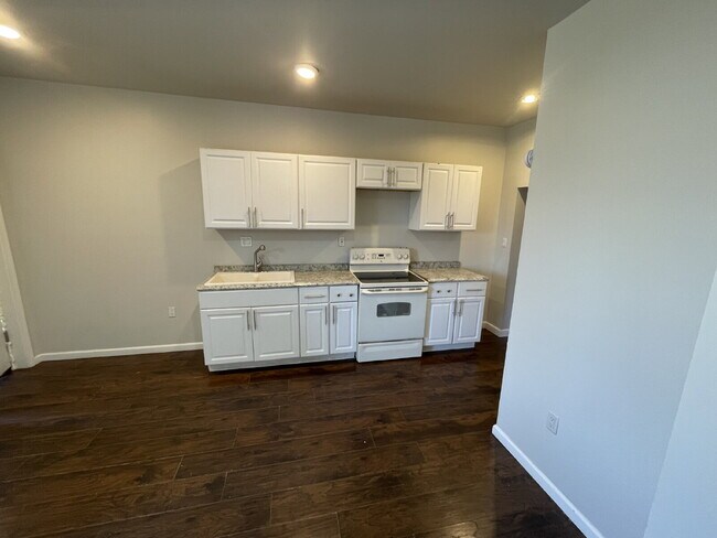 Building Photo - Cozy 1 bedroom unit with extra space!