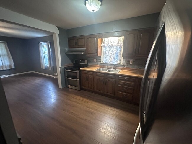 Building Photo - 2415 Jerden Ave