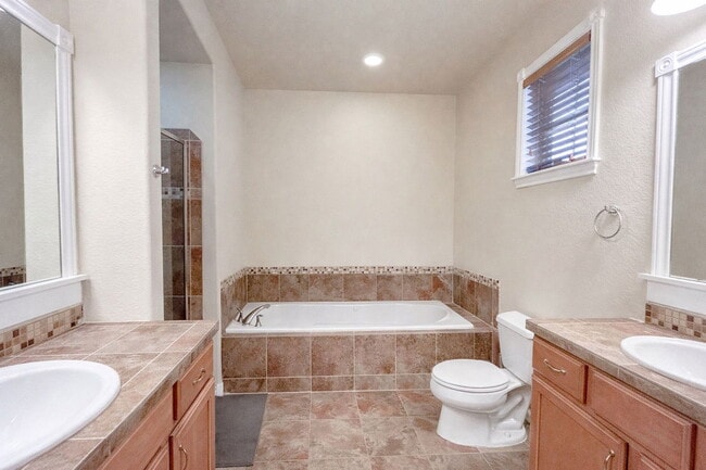 Building Photo - 2220 Uinta St