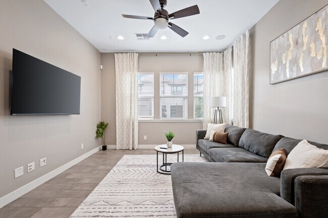 Building Photo - 1913 E Rosemary Dr