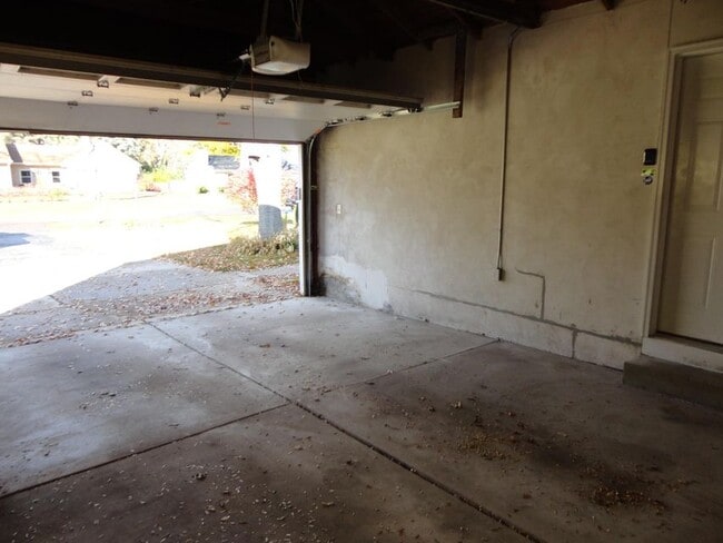 Building Photo - 7422 N Navajo Rd