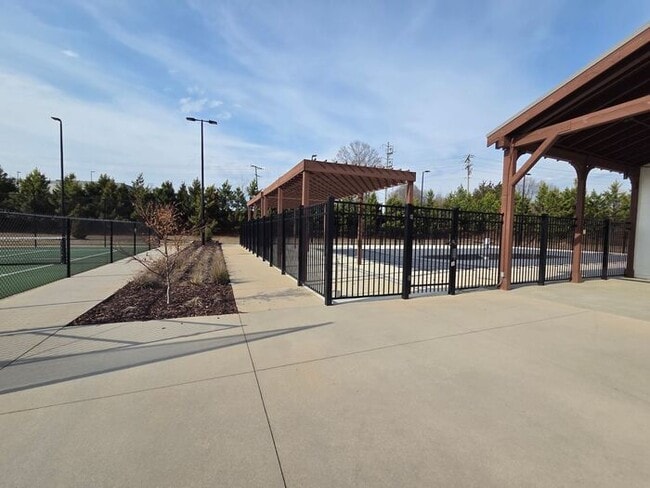 Building Photo - Beautiful and spacious! Ready for move in!