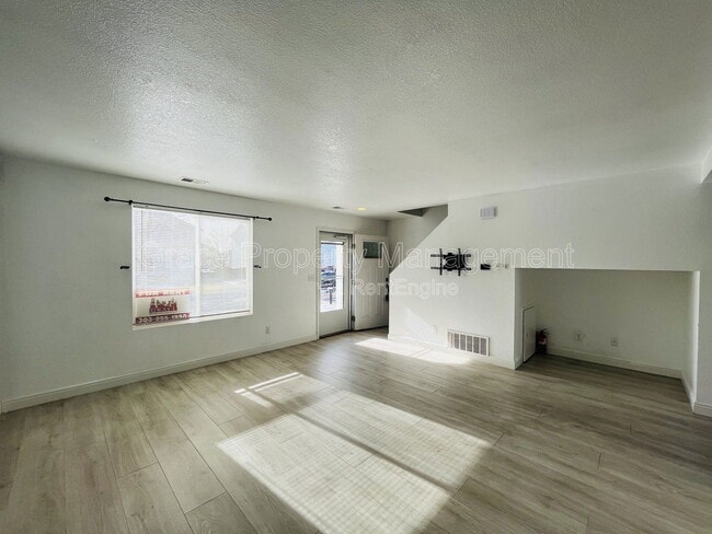 Building Photo - 1217 Bluejay Ave