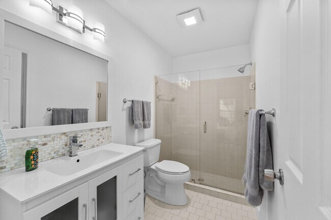 Building Photo - 2221 Florida Blvd