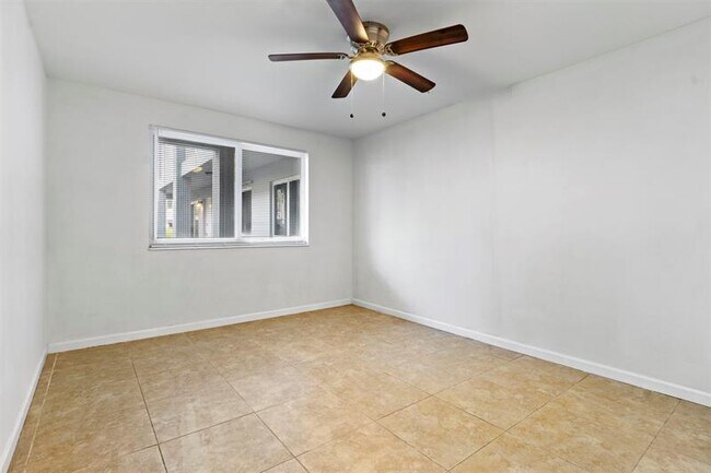 Building Photo - 2150 NE 42nd Ct