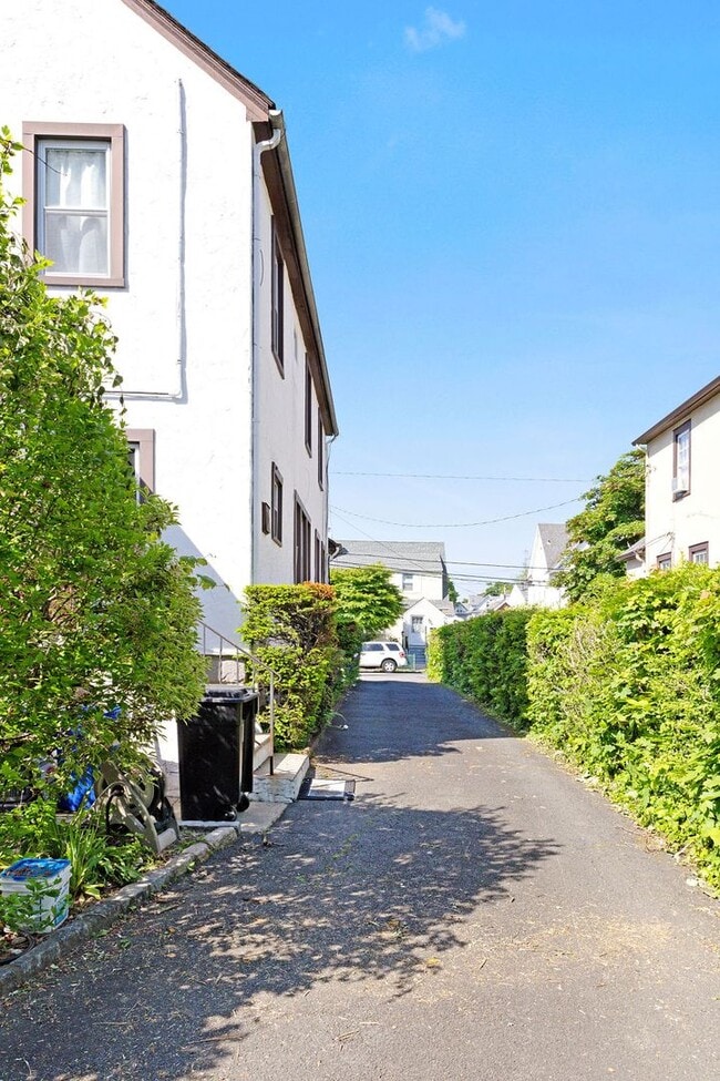 Building Photo - Renovated Home!