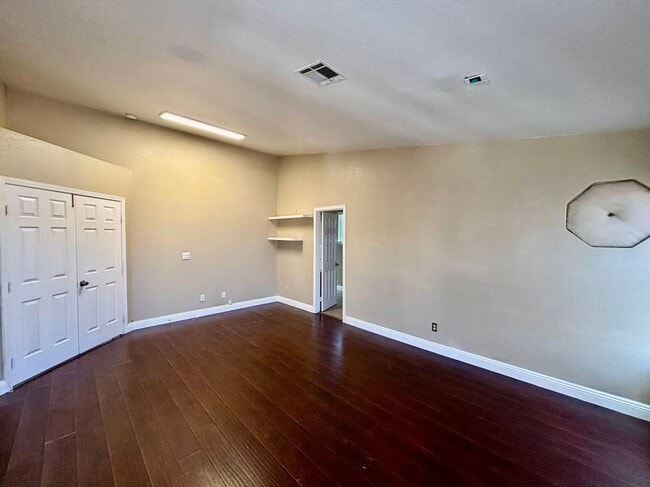 Building Photo - Two-story single-family house