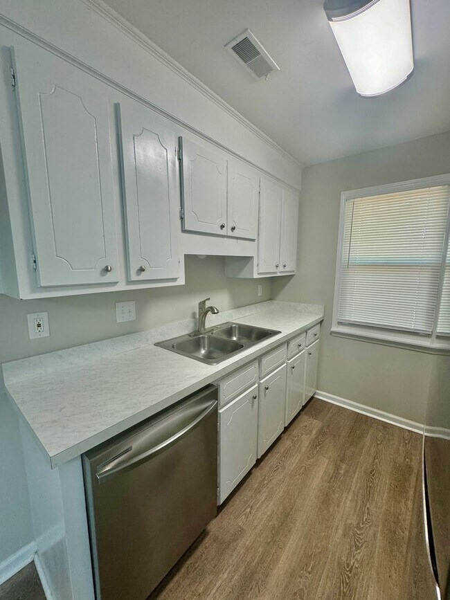 Building Photo - Charming three bedroom, two bathroom home in North Charleston!