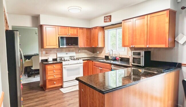 Building Photo - 2610 Pebblebrook Ln