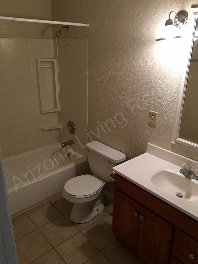 Building Photo - COZY TWO BEDROOM HOME