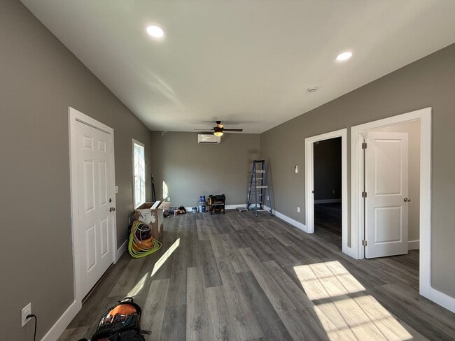 Building Photo - House in Benton City Limits