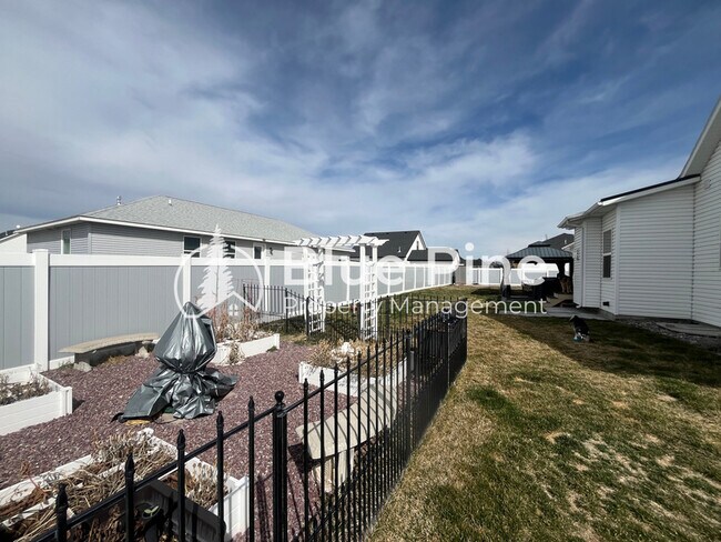 Building Photo - 1885 Mesa Cyn Dr