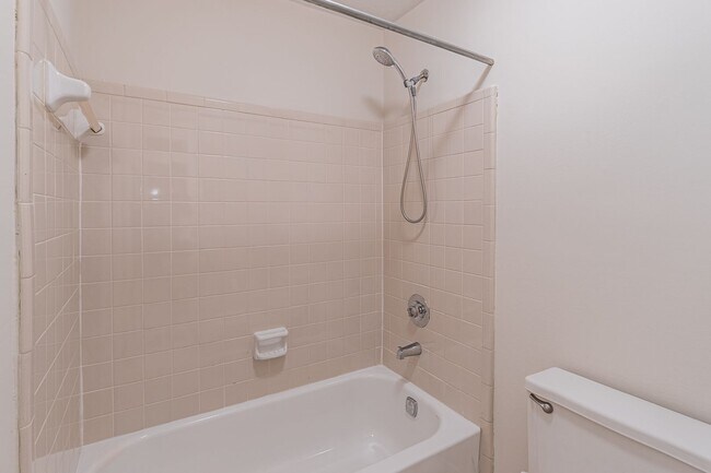 Building Photo - Welcome to this charming 2 bedroom, 2 bath...