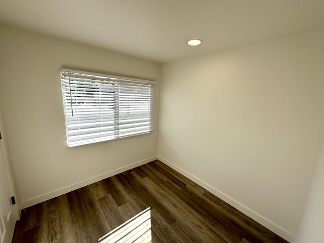 Building Photo - Don’t Miss Out on This Newly Renovated Ric...