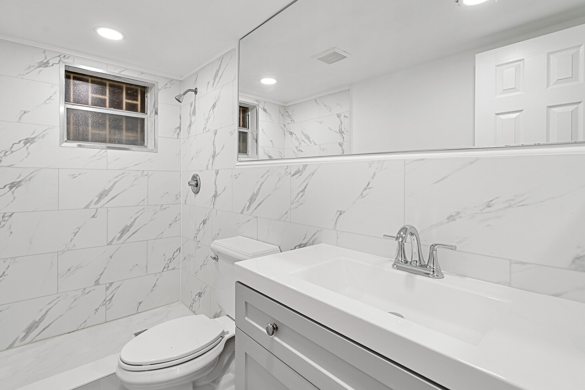 Building Photo - 8305 Crespi Blvd