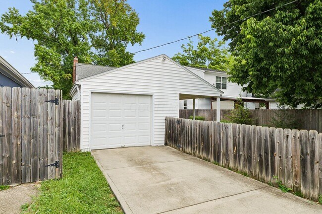 Building Photo - 557 E Royal Forest Blvd