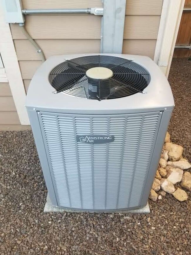 Building Photo - Beautiful, Pet Friendly, Multi-level, 2110 sqft, Luxury Townhouse w/A/C! 3 Bed, 2.5 Bath, + Loft ...