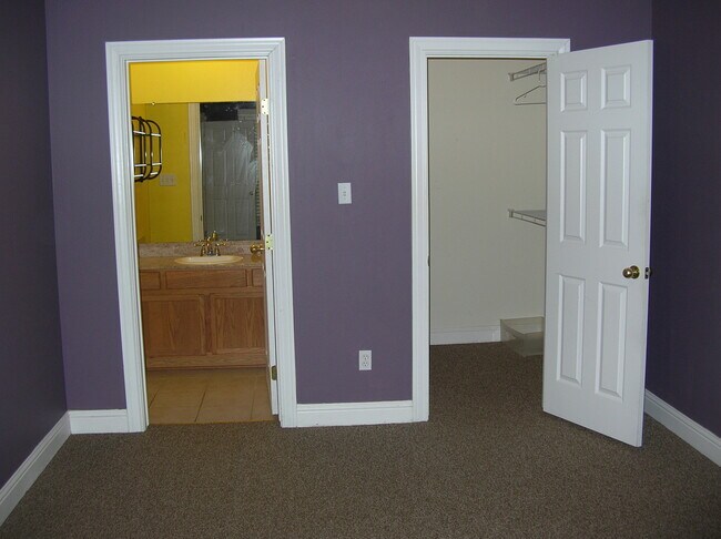 Building Photo - 710 E Boyd Dr