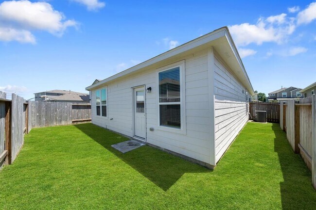 Building Photo - 25849 Hedgerow Dr