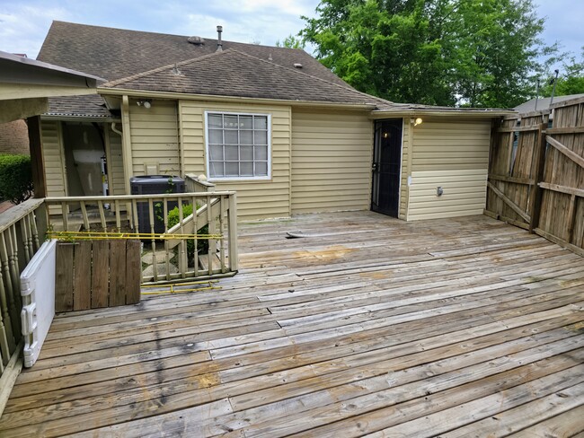 Building Photo - 5631 Red Barn Rd